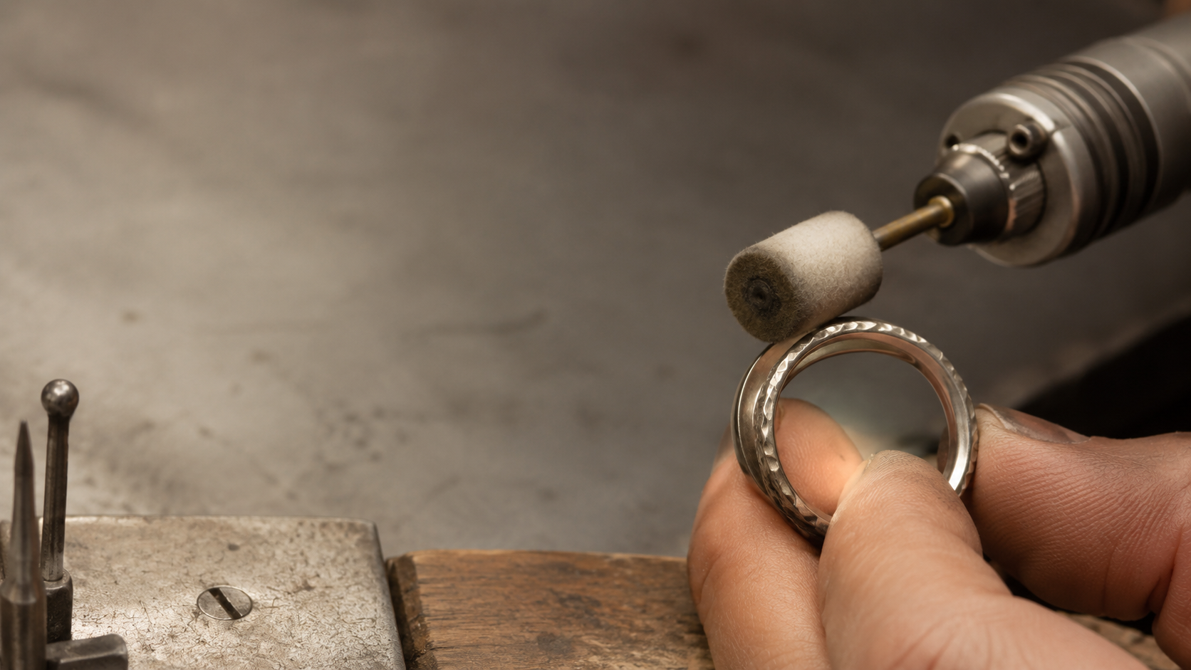 Rotary handpiece with a cylindrical felt attachment working inside a ring