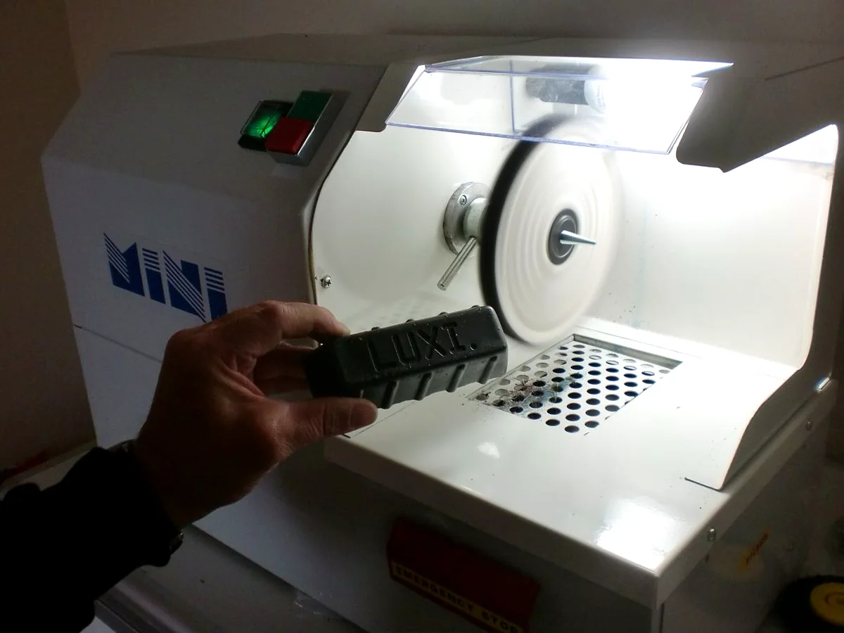 LUXI Black compound at polishing wheel