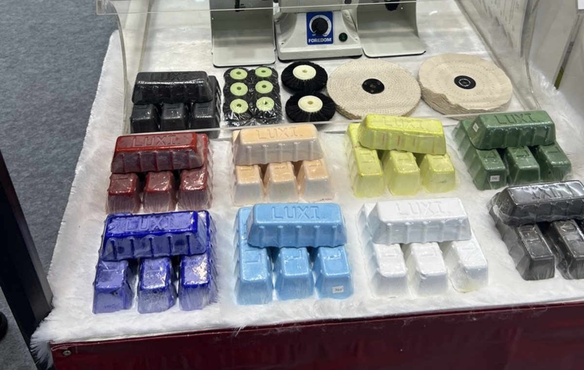 LUXI display with compounds, wheels and polishing equipment